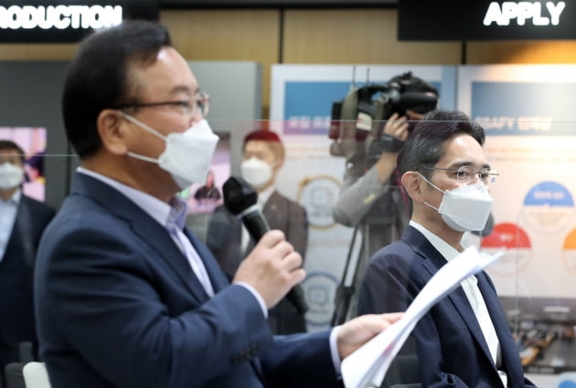 1층까지 마중 온 이재용…김부겸 "정부 요청에 화답, 감사"