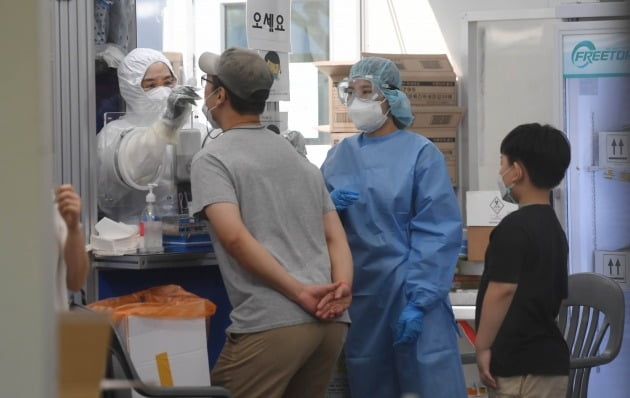 15일 서울 송파구보건소 선별진료소에서 한 시민이 코로나19 검사를 받고 있다. /사진=한경DB