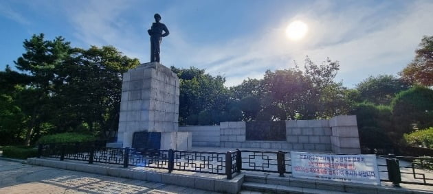 인천 송학동에 있는 자유공원의 맥아더장군 동상. 강준완 기자