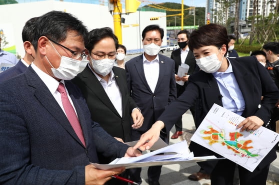 국민의힘 김은혜(오른쪽부터), 송석준, 박수영, 이헌승 등 '이재명 대장동 게이트 진상조사 TF'  의원들이 16일 경기 성남시 분당구 대장동 개발현장을 찾아 현장을 확인하고 있다. 국회사진기자단