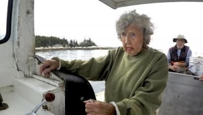 "대공황 오기 전부터 어부로 활동" 랍스터 잡는 101세 할머니