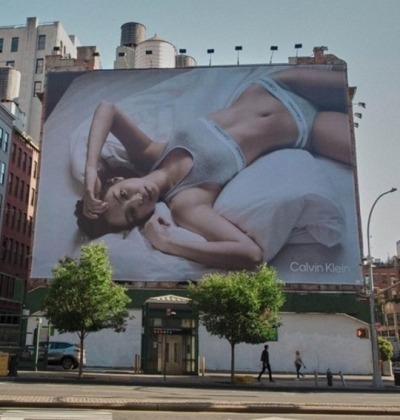 '블랙핑크 제니' 속옷 차림 사진, 뉴욕에 걸렸다…품절 대란