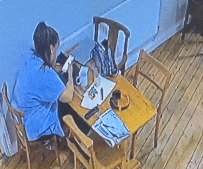 의자가 움직이는 모습이 CCTV에 포착됐다. 사진=더 선