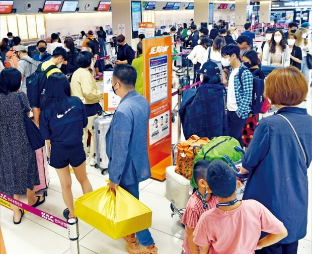 < 귀성·여행객 몰려…붐비는 공항 > 추석 연휴 시작을 앞두고 17일 서울 김포공항 국내선 청사가 귀성객과 관광객으로 붐비고 있다. 한국공항공사에 따르면 연휴 기간 전국 14개 공항(인천 제외)을 이용하는 승객은 114만 명에 달할 전망이다.  /허문찬 기자 