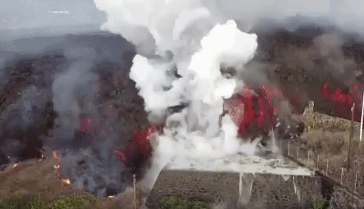 스페인 카나리아제도 라팔마섬에서 19일 화산 분화가 시작됐다. 가정집 수영장으로 용암이 쏟아져 내렸다/영상=유튜브 '가디언' 캡처