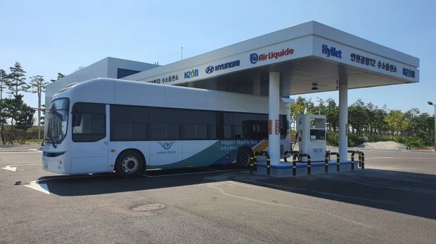 인천공항 제2여객터미널에서 충전을 마친 뒤 나오는 수소버스. 사진=인천국제공항공사