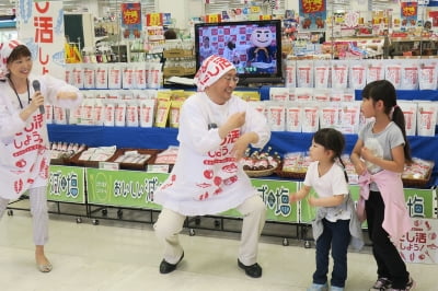 주부 복장으로 나타난 아오모리 지사, 슈퍼마켓서 춤추는 이유 [정영효의 인사이드 재팬]
