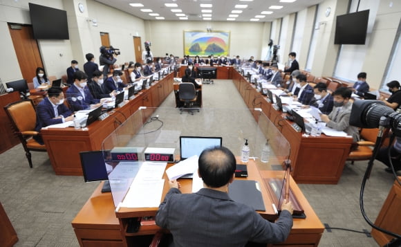 국회 정무위원회가 27일 국정감사 계획서 및 증인-참고인 출석요구의 건을 의결하고 있다. 뉴스1