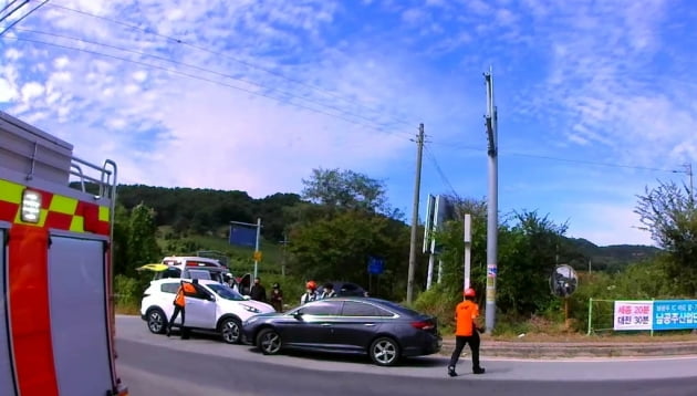 이씨의 신고로 출동한 119구조대가 SUV 차량 운전자를 구조하고 있다. /사진=연합뉴스 