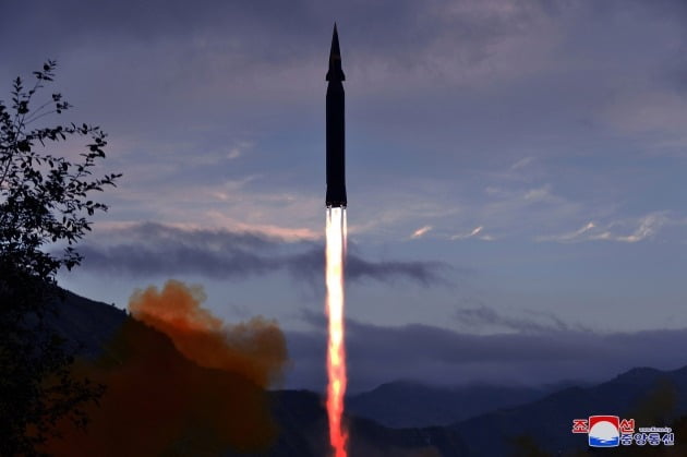 북한이 전날 신형 극초음속 미사일을 처음으로 시험 발사했다고 확인했다.  /조선중앙통신=연합뉴스