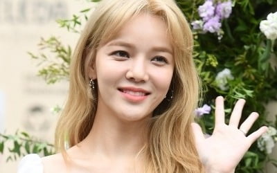 AOA 지민 목격담…설현과 사진전 방문? "수척하지만 밝은 표정"