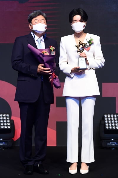 [포토] 장도연, '2021 올해의 브랜드 대상' 여자 예능인 부문 수상