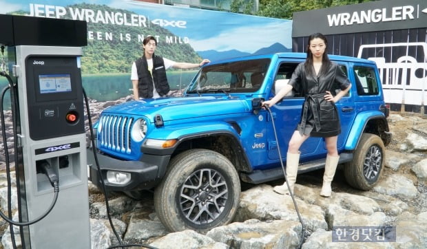 지프(Jeep)가 8일 오전 서울 신사동에서 전동화 파워트레인을 탑재한 첫 플러그인 하이브리드(PHEV) 스포츠유틸리티차량(SUV) '랭글러 4xe'를 공개했다. 사진=최혁 한경닷컴 기자 chokob@hankyung.com