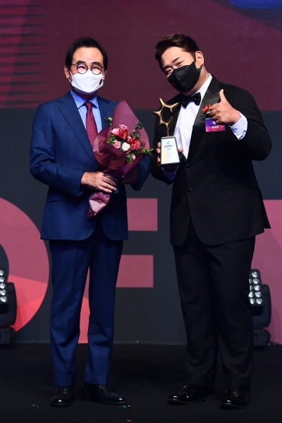 [포토] 문세윤, '2021 올해의 브랜드 대상' 남자 엔터테이너 부문 수상