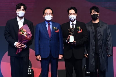 [포토] SG워너비, '2021 올해의 브랜드 대상' 보컬그룹 부문 수상