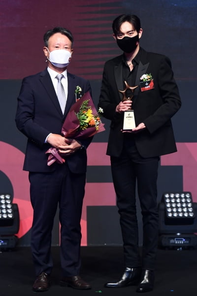 [포토] 김영대, '2021 올해의 브랜드 대상' 신인 남자배우 부문 수상