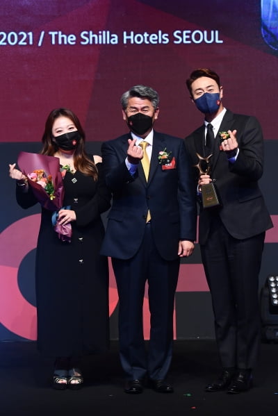 [포토] 김원효-심진화 부부, '2021 올해의 브랜드 대상' 베스트커플 부문 수상