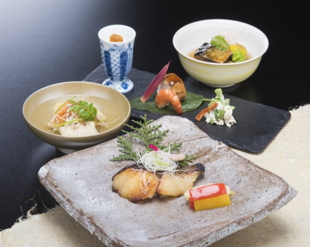 호텔에서 제공하는 화려한 “가이세키 요리(懐石料理)”지만 술을 즐기기 위한 "가이세키 요리(会席料理)"에 비하면 소박하다.
