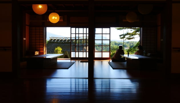 한 채의 가옥에는 여러개의 방이 있어 관람객들은 분산되서 천천히 풍경을 감상할 수 있다. / JAPAN NOW