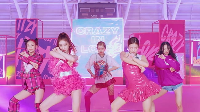 ITZY, 美 인기 TV 프로그램 `켈리 클락슨 쇼`에서 신곡 `LOCO` 무대 선사…포인트 안무 `왕관춤` & `고냥이춤` 이목 집중