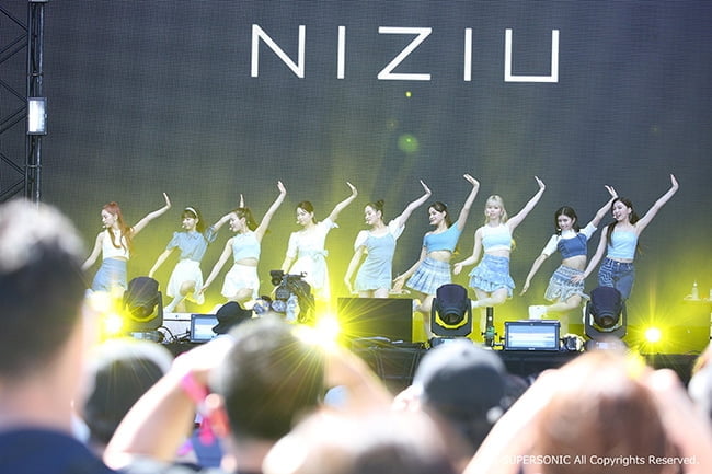 NiziU, 일본 유명 음악 페스티벌 ‘슈퍼소닉 2021’에서 탄탄한 라이브 & 밝은 에너지로 관객 매료