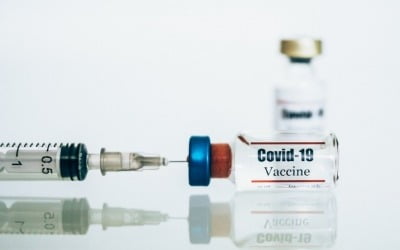 "모더나 백신 부스터샷, 절반 용량으로 FDA 승인 임박"