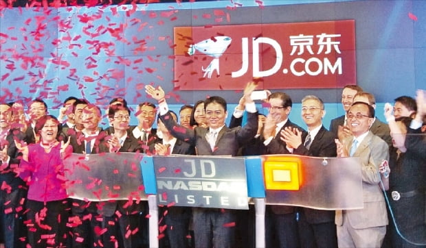 2014년 5월 징둥닷컴의 미국 나스닥 상장 기념 행사에서 류창둥 CEO(가운데)가 환하게 웃고 있다.  /프롬북스 제공 