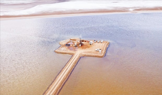 포스코가 아르헨티나 리튬 호수에서 탐사를 진행하고 있다. /포스코 제공 