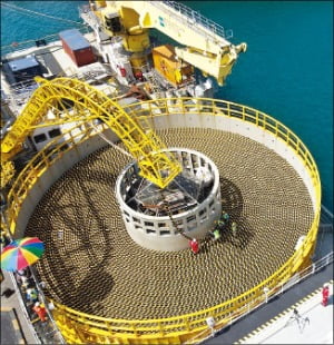 LS전선이 만든 해저케이블이 동해항에서 선적되고 있다. /LS전선 제공  