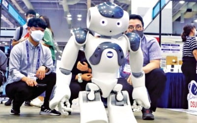 [포토] ‘AI 코리아 2021’…보행 뽐내는 인공지능 로봇 