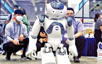 [포토] ‘AI 코리아 2021’…보행 뽐내는 인공지능 로봇