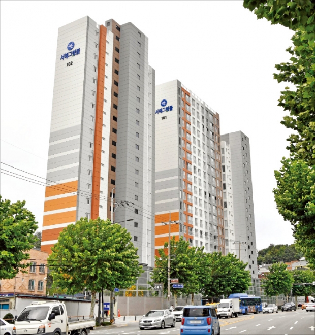 재건축 부담금을 처음으로 납부하게 되는 서울 은평구 구산동 은평서해그랑블 아파트. 연희빌라를 재건축해 지난 5월 입주했다.  김병언 기자 
