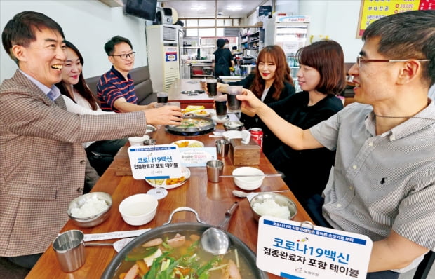 6일 서울 노원구의 한 음식점에서 손님 6명이 점심을 먹고 있다. 수도권 등 사회적 거리두기 4단계가 적용된 지역의 식당·카페에서는 이날부터 접종 완료자를 포함해 최대 6명까지 모임이 가능해졌다.  연합뉴스 