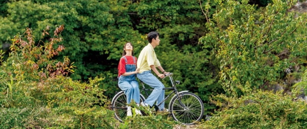 오는 15일 개봉하는 이장훈 감독의 영화 ‘기적’. 기차역 없는 마을에 간이역 하나 생기는 게 인생 목표인 소년 준경(박정민 분)과 그의 친구 라희(임윤아 분)의 이야기를 담고 있다.  롯데엔터테인먼트 제공 