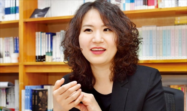 소설가 김혜나 "단절의 시대, 혼자가 아님을 말하고 싶었죠"