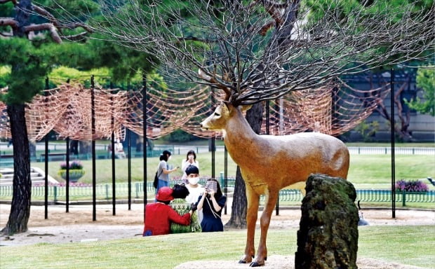 [포토] 진짜 사슴인 줄…덕수궁 미술전 