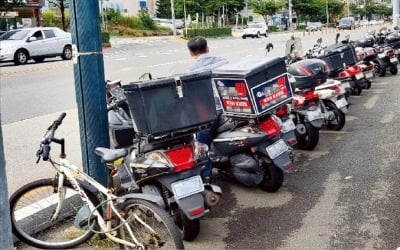 야근 못하자 쪼그라든 월급…낮엔 조선소서 용접, 밤엔 배달 뛴다