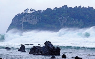 [포토] ‘찬투’ 영향에…제주 태풍주의보  