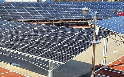 주차장 지붕에 '태양광 발전소'…수익 65% 지역 주민에 돌려줘