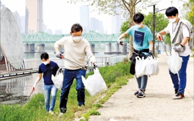 달리며 쓰레기 줍는 '플로깅', 범국민 캠페인으로 발전시켜