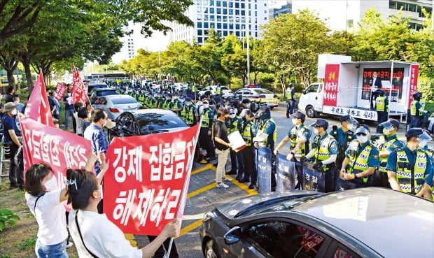 < 거리로 나선 유흥업주들 > 코로나19 사태가 장기화하면서 한계에 내몰린 자영업자가 늘고 있다. 유흥주점 등 몇몇 업종은 집합금지 조치로 1년6개월가량 영업을 멈춘 상태다. 한국유흥음식중앙회 회원들이 15일 국회 앞에서 집합금지 명령 해제를 촉구하는 기자회견을 하고 있다. 	 /허문찬 기자 