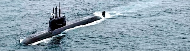 < 세계 7번째 수중발사 성공 > 잠수함발사탄도미사일(SLBM)을 장착한 ‘도산 안창호함’이 수면 아래로 가라앉은 뒤(아래) 수중에서 발사한 미사일이 대기 중으로 솟구쳐 오르고 있다(위).  /국방부  제공 