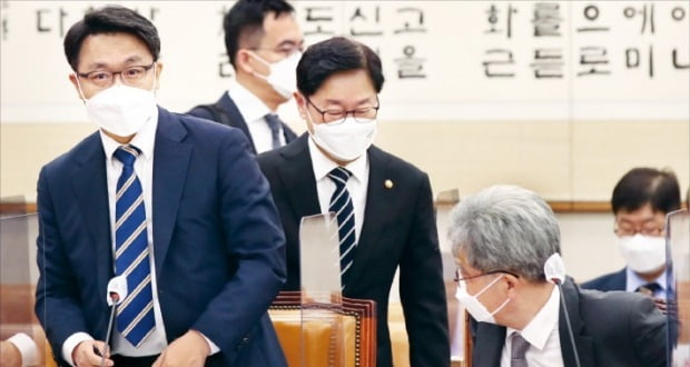 < 법사위 출석한 朴 법무장관 > 박범계 법무부 장관(앞줄 왼쪽 두 번째), 김진욱 고위공직자범죄수사처장(첫 번째), 김상환 법원행정처장(세 번째)이 24일 국회에서 열린 법제사법위원회에 출석하고 있다.  /김병언 기자 