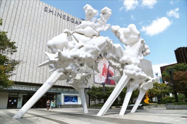 신세계 아라리오점 조각광장에 설치된 현대미술가 고헤이 나와 작품 ‘매니폴드’.  