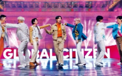 '6개 대륙' 글로벌 자선콘서트 문 연 BTS…숭례문서 공연