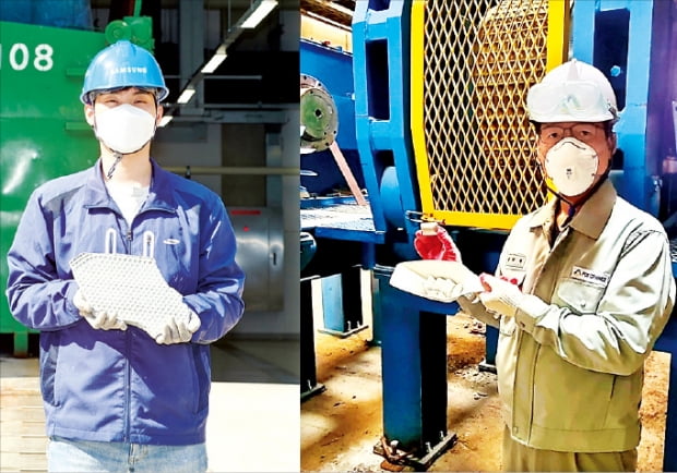 삼성전자 직원(왼쪽)과 현대제철 직원(오른쪽)이 반도체 제조공정에서 발생한 폐수슬러지(침전물)와 이를 재활용해 제조한 형석 대체품을 들어보이고 있다. 삼성전자·현대제철  제공 
