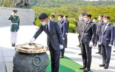 한화, 매년 국립현충원 찾아 묘역 정화활동