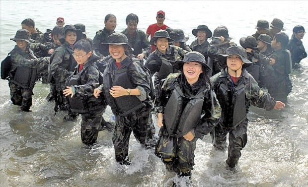 현대오일뱅크 임직원 자녀들이 인천 연평부대 해병대 캠프에 참가해 훈련을 체험하고 있다. /현대오일뱅크 제공 