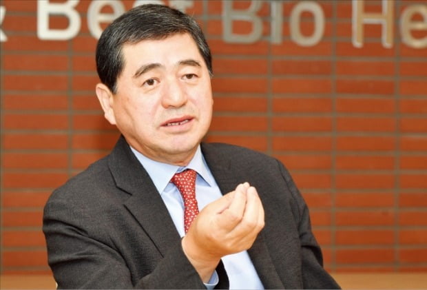 박대우 녹십자랩셀 대표가 세포치료제 위탁생산(CDMO) 사업에 대해 설명하고 있다.  /김병언 기자 
