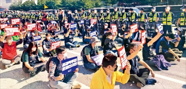 민주노총 공공운수노조 화물연대 조합원들이 30일 충북 청주에서 도로를 점거하고 시위를 벌이고 있다.  /청주=장강호  기자 